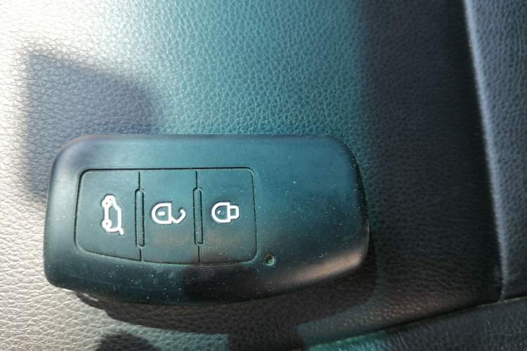 Used JMC Yusheng S350 2013 2.4T Automatic 2WD Diesel Luxury Edition 5 Seats Vehicle Key