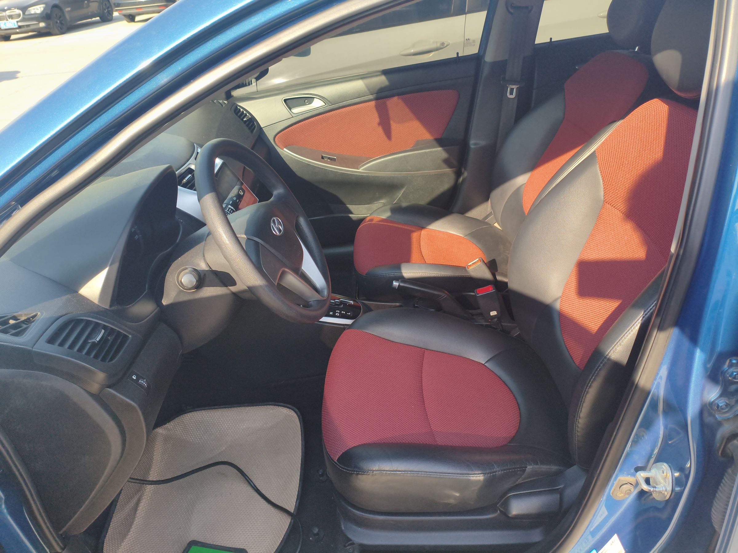 Переднее сиденье в автомобиле