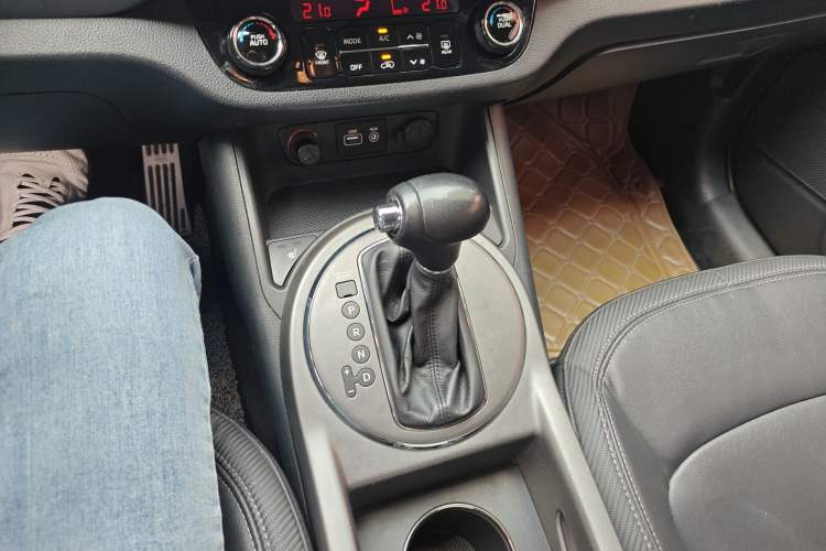 Used Kia Sportage R 2015 2.0L Automatic Two-Wheel Drive DLX Model Gear Lever