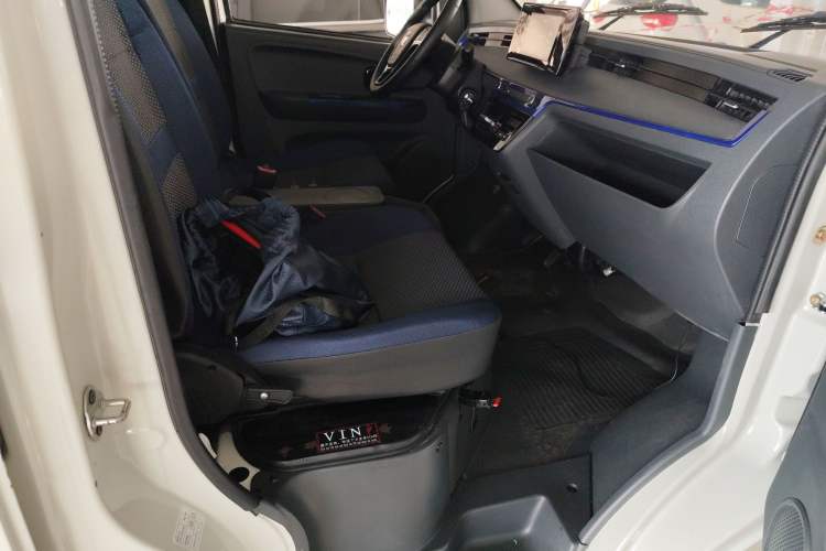 Used Dongfeng Yufeng EM26 2023 High-End Model 41.86 kWh CATL Right Front Seat