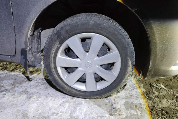 Used Nissan Sunny 2015 1.5XE Manual Comfort Edition Right Front Wheel Hub