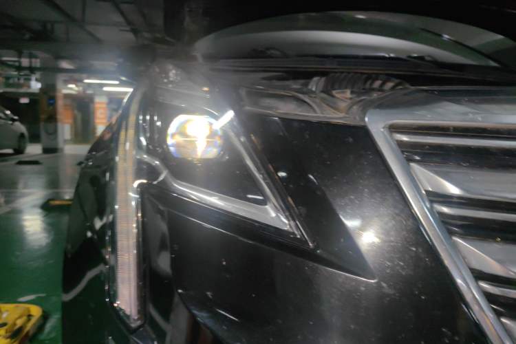 Used Cadillac XT5 2017 Anniversary Edition 28T Four-Wheel Drive Luxury Model Right Front Headlight