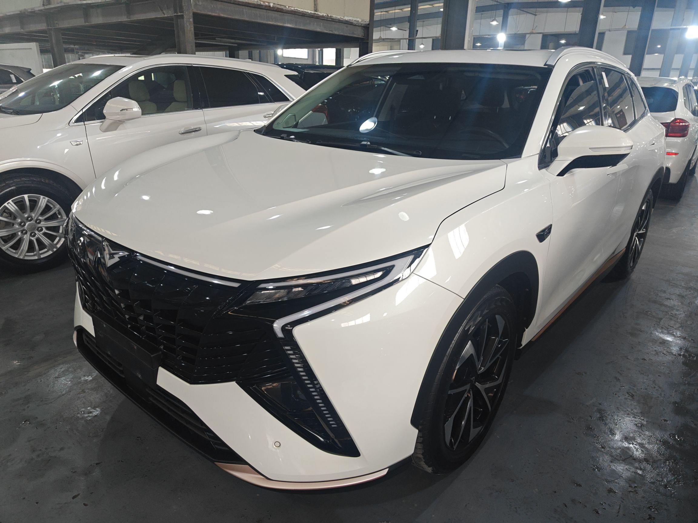 Под передней частью автомобиля