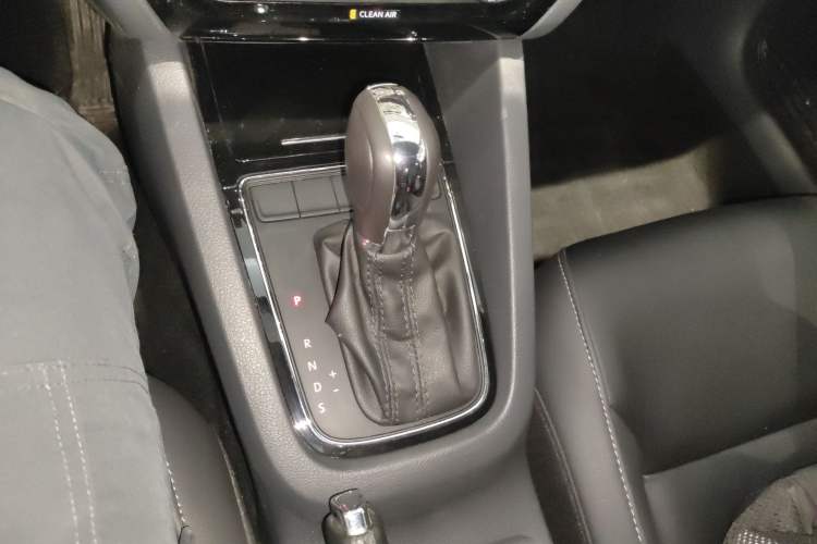 Used Volkswagen Sagitar 2015 230TSI Automatic Comfort Version Gear Lever