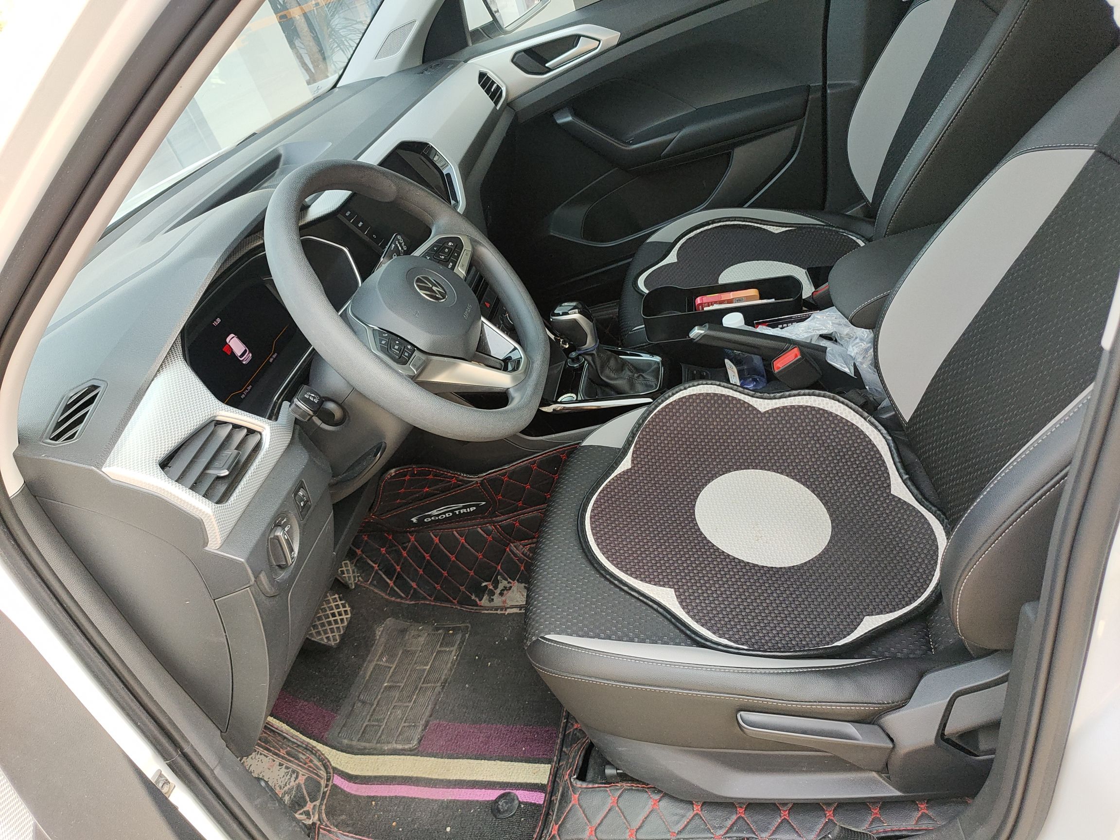 Переднее сиденье в автомобиле