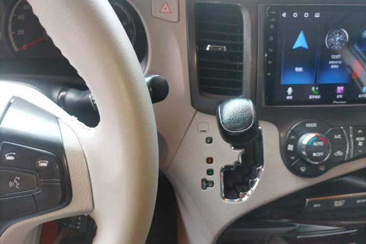 Used Toyota Sienna 2014 3.5L Sienna LE Two-Wheel Drive U.S. Specification