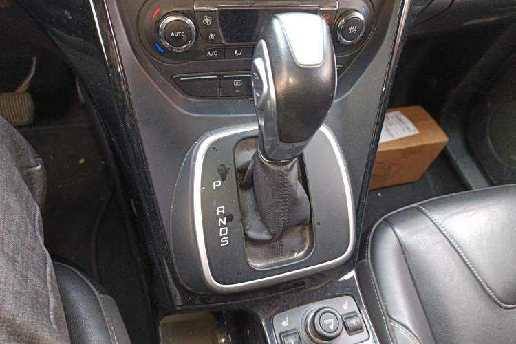 Used Ford Kuga 2015 2.0L GTDi Four-Wheel-Drive Sport Model Gear Lever