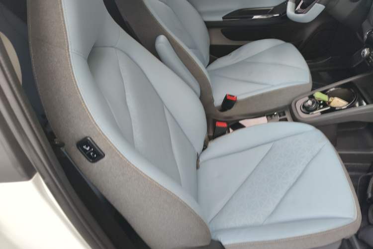 Used Chery QQ Little Ant 2022 Revised Version Sweet Pink Edition Half-Sugar Version Lithium Iron Phosphate 30.7 kWh 30 kW 301 km Right Front Seat