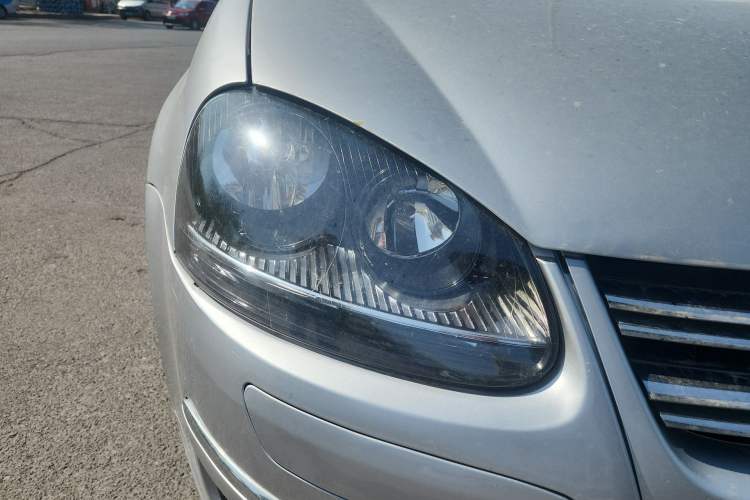 Used Volkswagen Sagitar 2011 1.4 TSI Automatic Tech Model Right Front Headlight