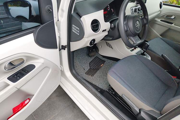 Used Volkswagen up! 2015 1.0L move up! Driver Seat