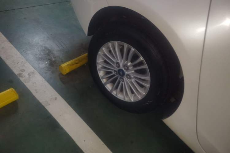 Used Ford Escort 2015 1.5L Automatic Comfort Edition Right Rear Wheel Hub