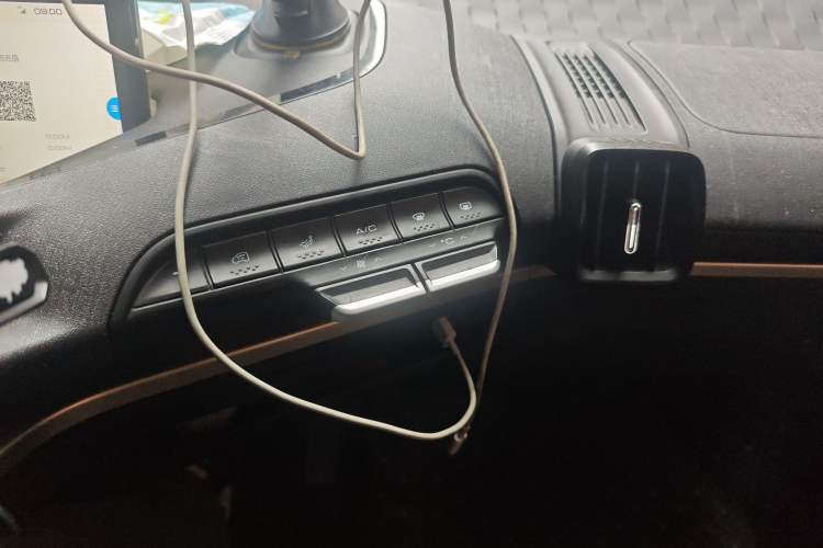 Used Baojun KiWi EV 2022 Artist Lite Edition Ternary Lithium Audio And AC Panel