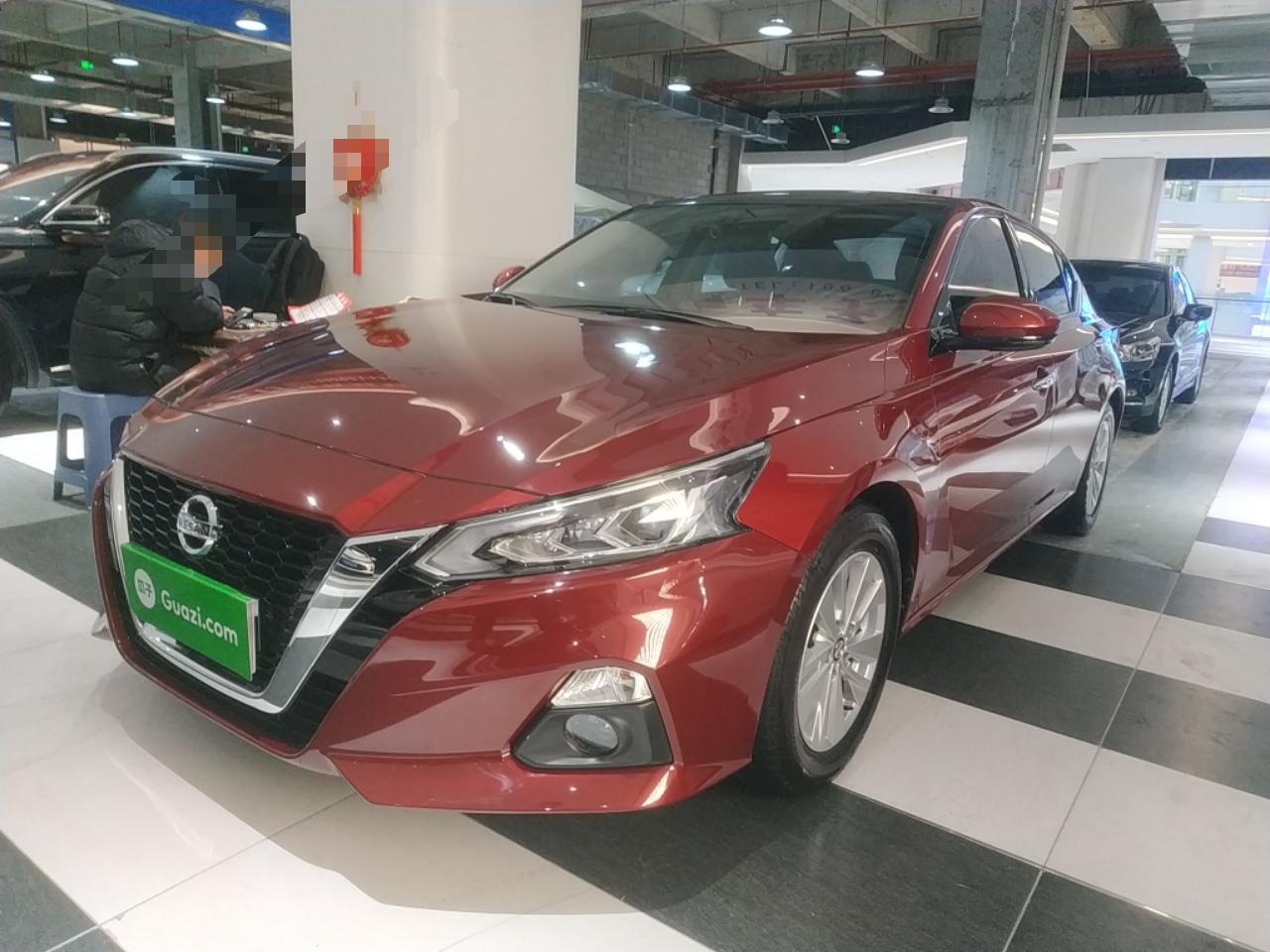 تحت مقدمة السيارة