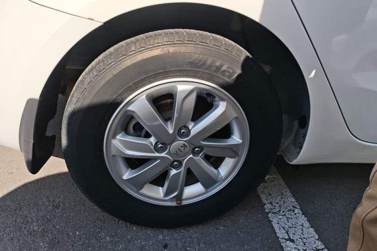 Used Kia K2 2015 Sedan 1.4L Automatic GLS Exterior 5