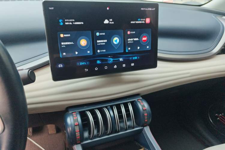 Used BYD Yuan PLUS 2022 510 km Luxury Version Audio And AC Panel