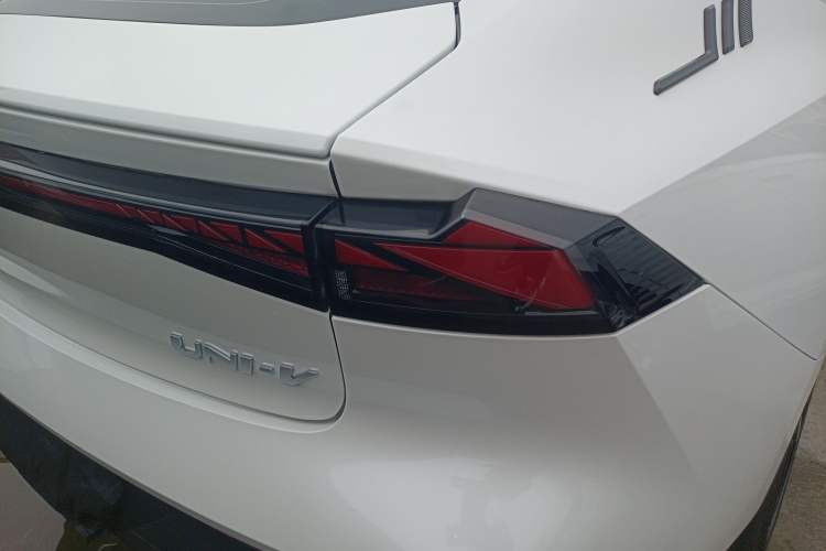 Used CHANGAN UNI-V 2022 1.5T Prestige Version
