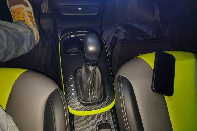 Used Roewe Clever 2021 302 km New Four-Seater Super-Efficient Version Gear Lever