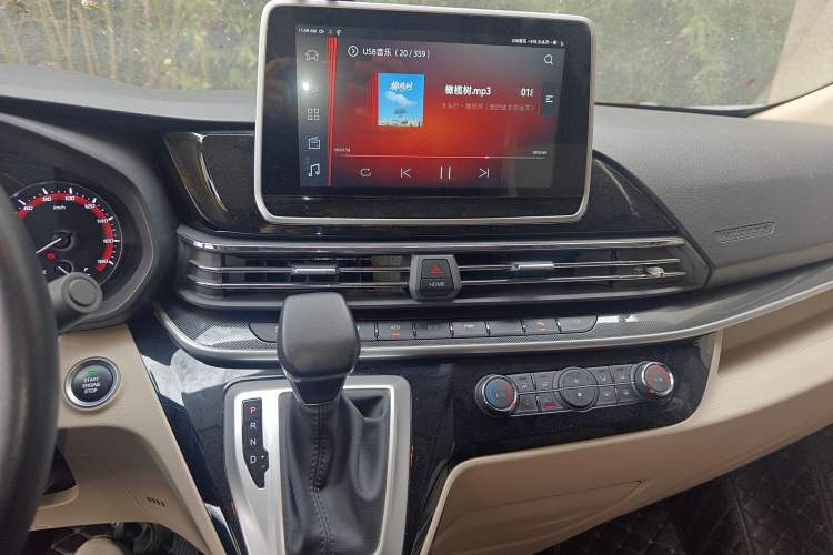 Used SAIC MAXUS V90 RV 2021 2.0T Lifestyle V90 Self-Propelled Class-C RV Flagship Edition with a Small Front Overhead Bed
