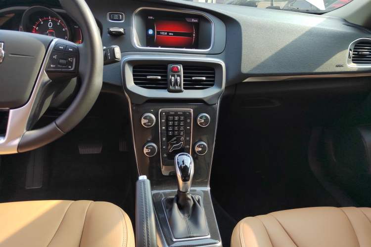 Used Volvo V40 2017 T3 Zhiyi Edition