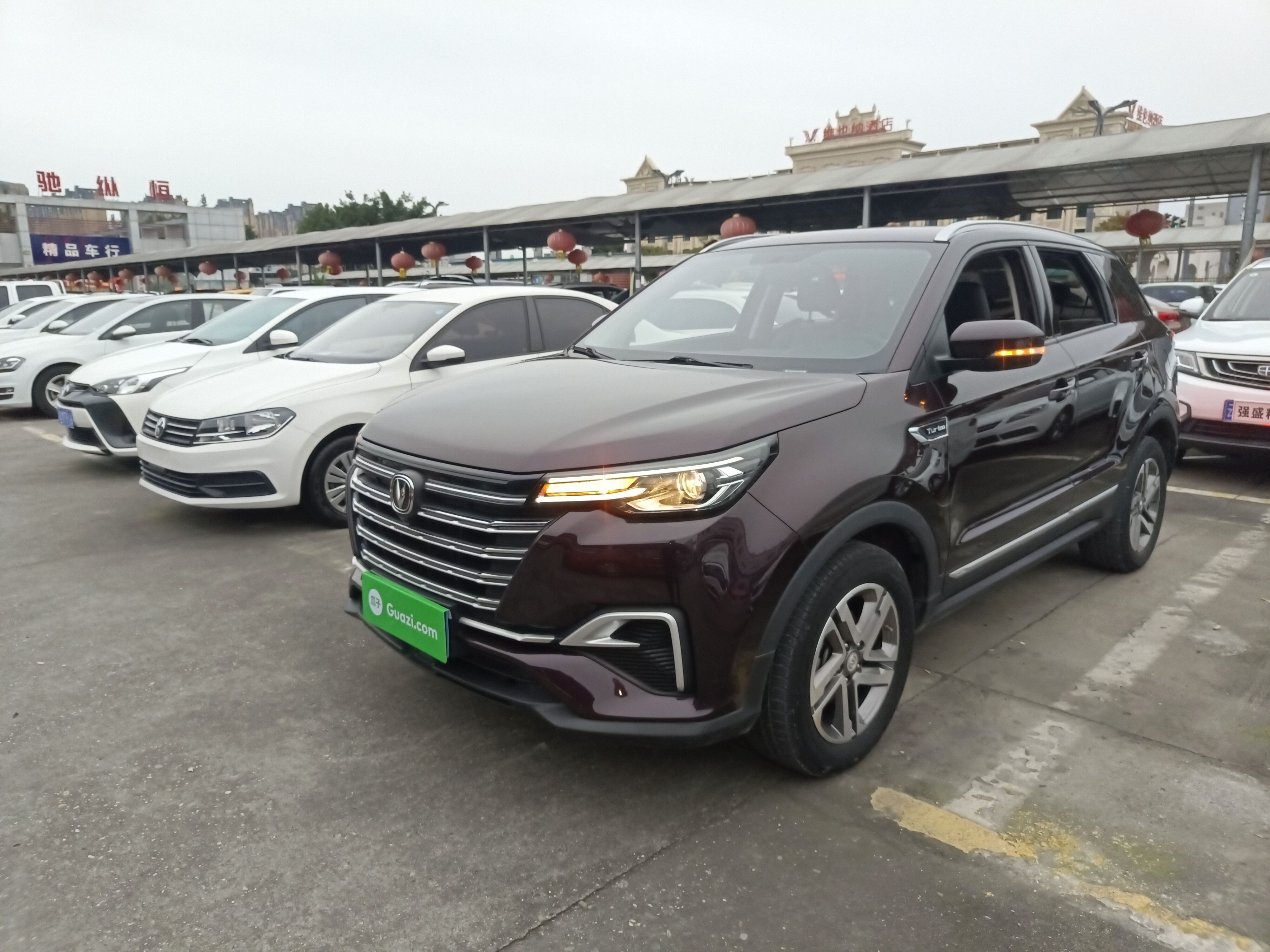 على مقدمة السيارة