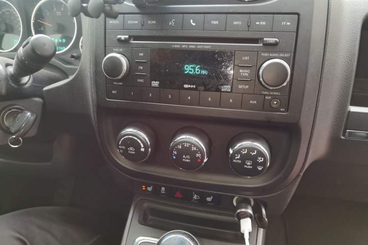 Used Jeep Compass 2012 2.0L two-wheel drive luxury version