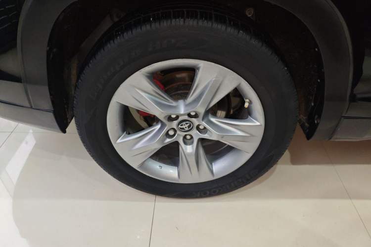 Used Toyota Highlander 2018 2.0T Four-Wheel Drive Prestige Version 7 Seats China V Emission Standard Right Rear Wheel Hub