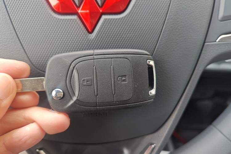 Used Wuling Yangguang 2024 300KM Comfort Version Passenger Van 75kW