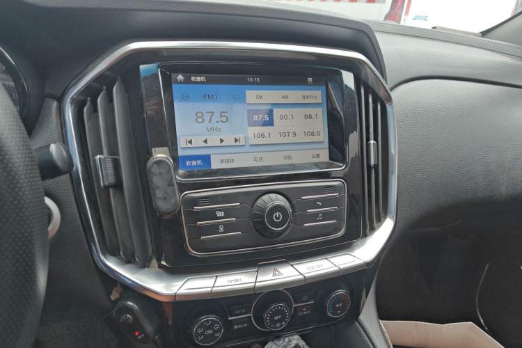 Used JMC Yusheng S350 2016 2.0T Automatic 4x4 Gasoline Luxury Version with Sunroof 7 Seats Audio And AC Panel