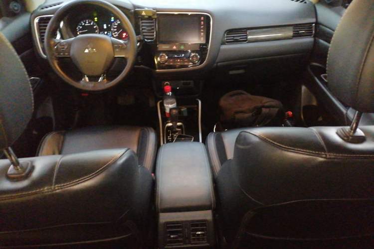 Used Mitsubishi Outlander 2019 2.0L Two-Wheel Drive Comfort Edition 7-Seater China VI Standard
