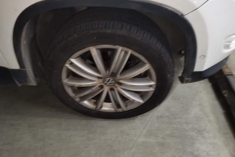 Used Volkswagen Tiguan 2009 2.0 TSI Luxury Edition Right Front Wheel Hub