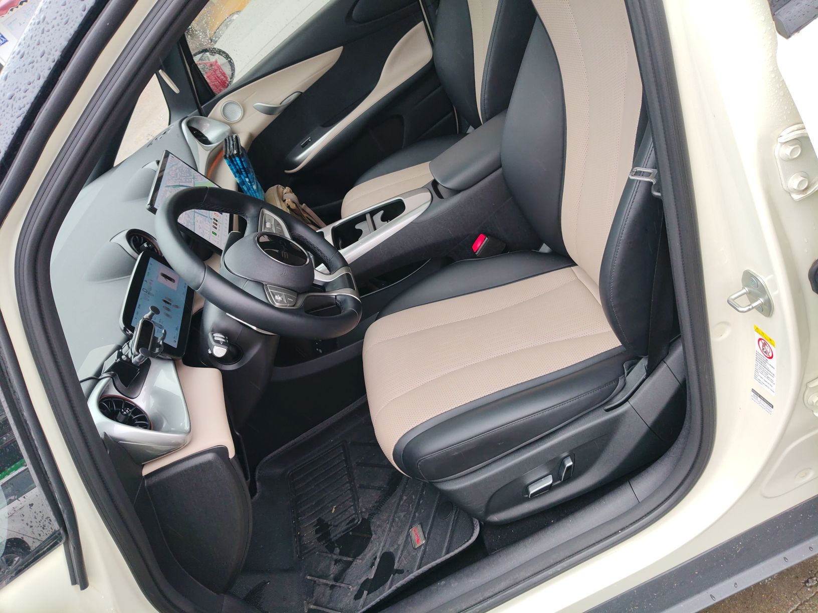 المقاعد الأمامية داخل السيارة