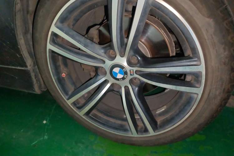Used BMW 3 Series 2005 325i Sport Edition Right Front Wheel Hub