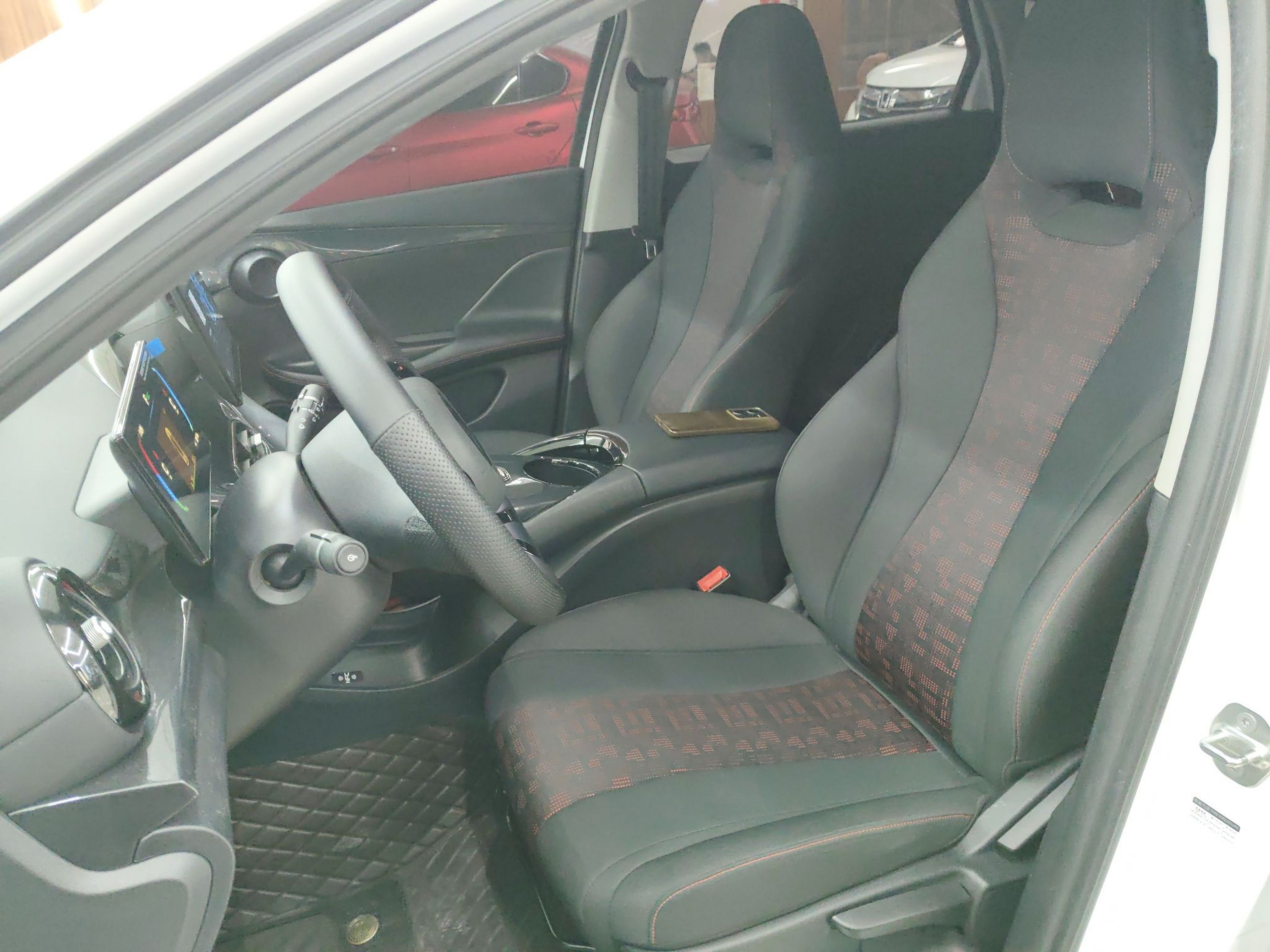 المقاعد الأمامية داخل السيارة