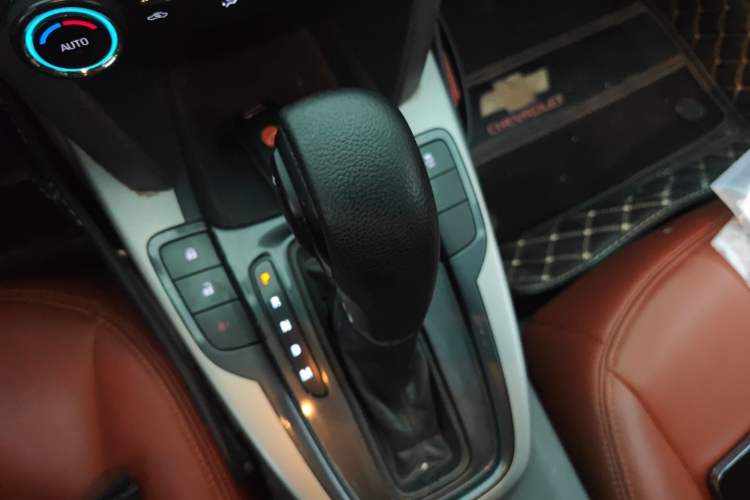 Used Chevrolet Malibu 2016 1.6T Automatic Comfort Edition Gear Lever