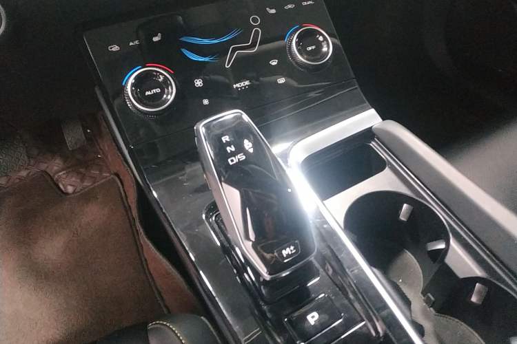 Used Bestune B70 2022 Third Generation 1.5T Automatic Enjoyment Version Gear Lever