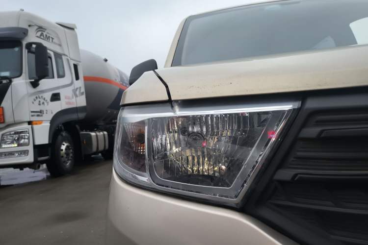 Used Wuling Hongguang V 2021 1.5L Jingqu Version LAR Right Front Headlight