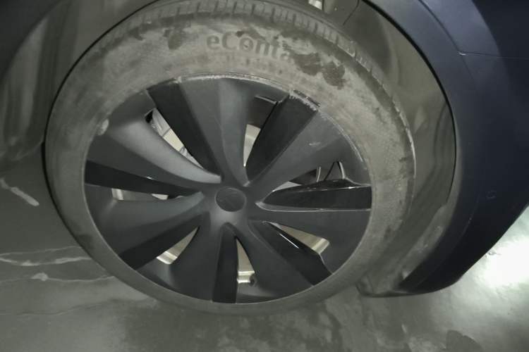 Used Tesla Model Y 2021 Standard Range Rear-Wheel Drive Version Right Front Wheel Hub