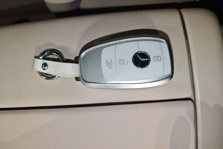 Used Mercedes-Benz E-Class 2023 Facelift E 260 4MATIC Convertible Coupe Vehicle Key