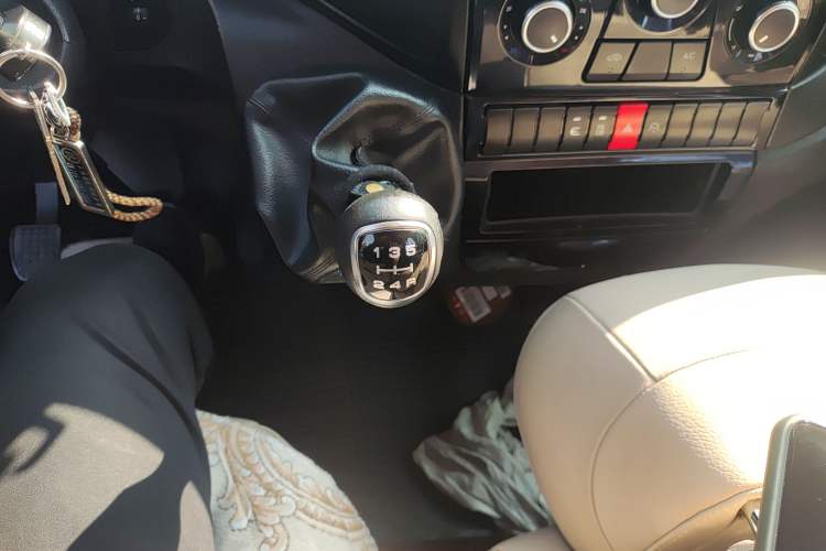 Used Iveco Eurocargo 2018 2.3T Long Wheelbase Short Overhang Multi-Purpose Vehicle with Side Sliding Door F1A Gear Lever