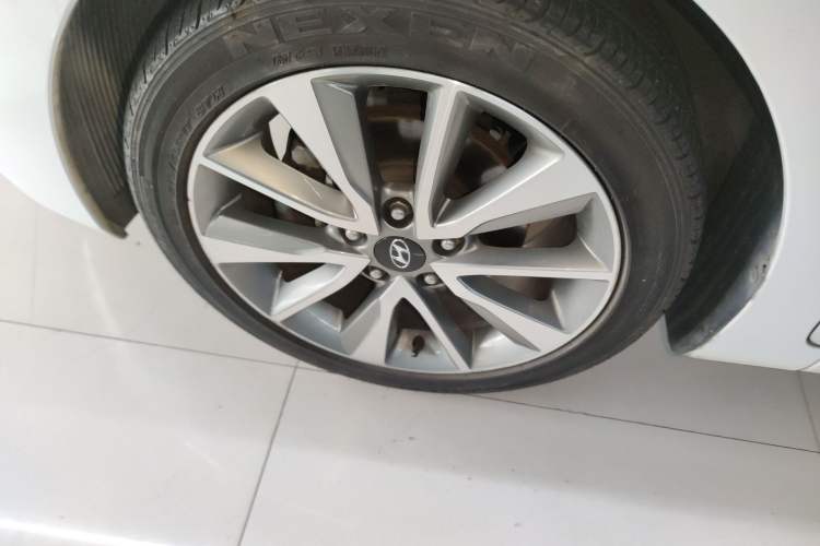 Used Hyundai Elantra (5th Generation / Langdong) 2015 1.6L Automatic Leading Model Left Front Wheel Hub