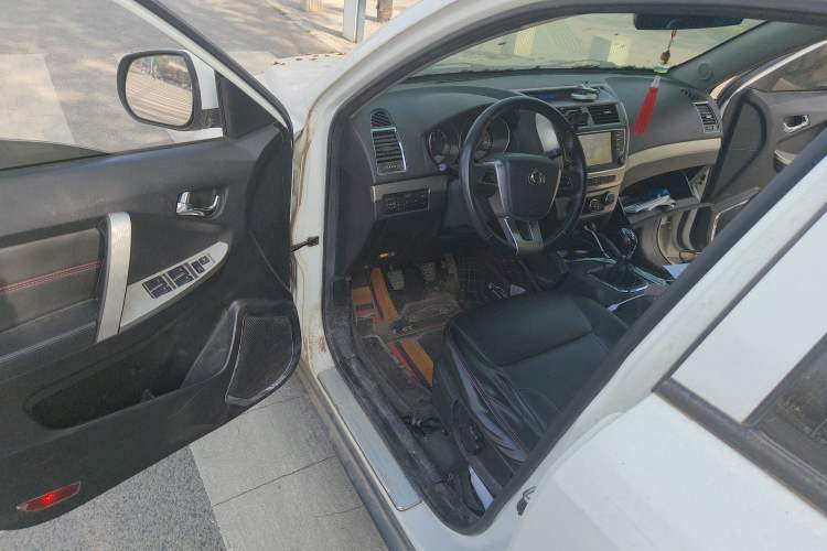 Used Geely Auto GX7 2015 Classic Edition 1.8L Manual Elite Model China V Standard Driver Seat