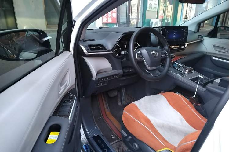 Used Toyota Granvia 2023 2.5L Hybrid Luxury Edition
