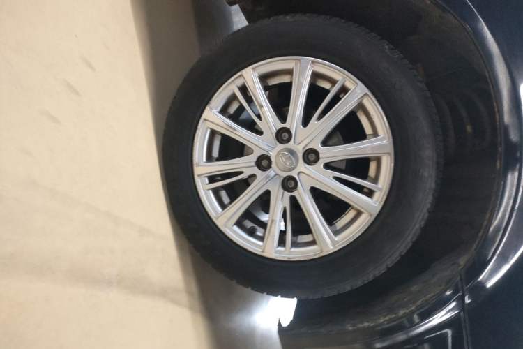 Used Soueast V3 Lingyue 2014 1.5L Manual Happiness Edition Right Front Wheel Hub