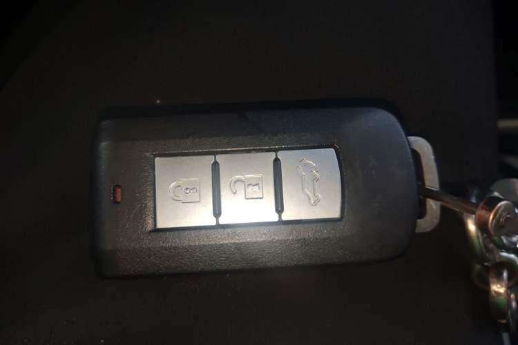 Used Mitsubishi Outlander 2019 2.4L 4x4 Zhi Xiang Edition 7 Seats China VI Standard