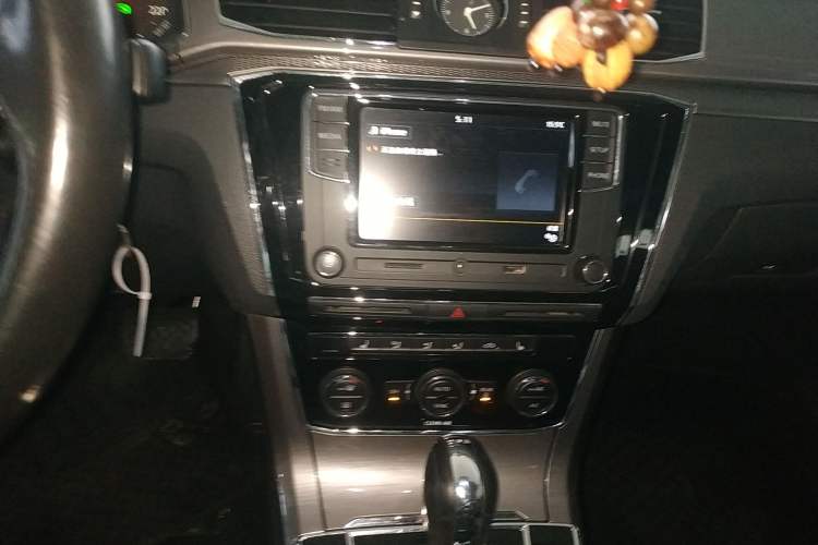 Used Volkswagen Passat 2016 330TSI DSG Luxury Edition Audio And AC Panel