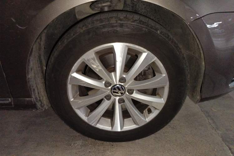 Used Volkswagen Magotan 2015 1.8TSI Luxury Model Right Front Wheel Hub