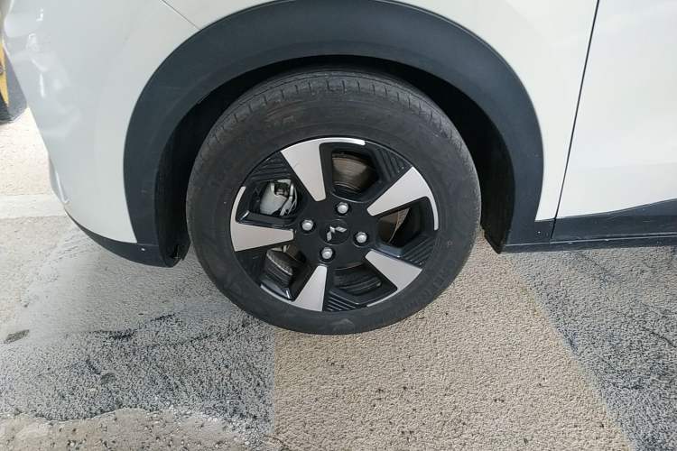 Used Wuling Bingo PLUS 2024 330 km Range Five-Seater Version Left Front Wheel Hub