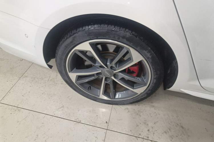 Used Audi A4L 2018 30th Anniversary Edition 45 TFSI quattro Sport model Right Rear Wheel Hub