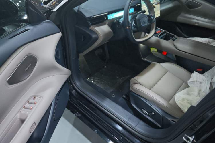 Used Lynk & Co Z10 2025 71 kWh 602 km Range Rear-Wheel Drive Pro