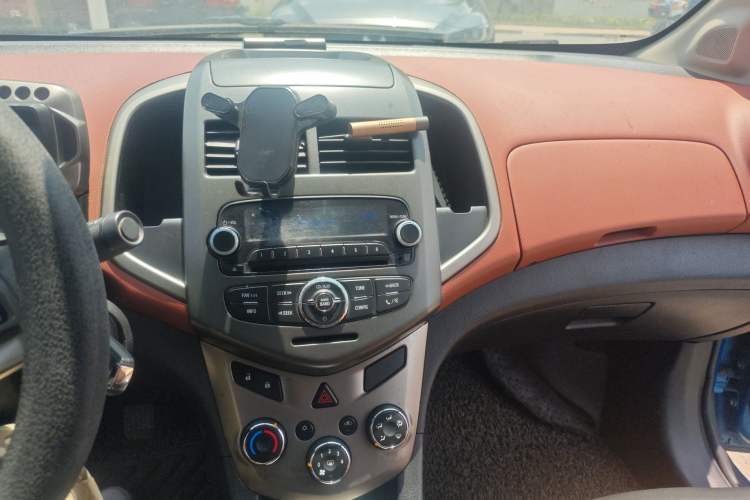 Used Chevrolet Aveo Sonic 2011 Sedan 1.4L MT SL
